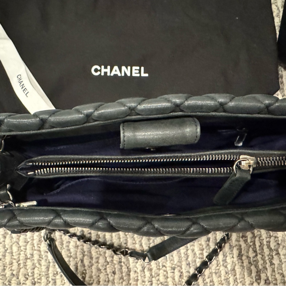 Chanel black Quilted Leather Shoulder Bag - Picture 6 of 7